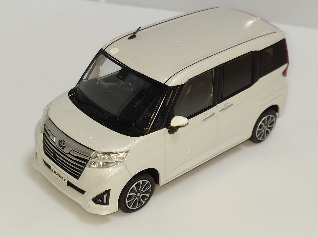 トヨタ ルーミー カラーサンプル ホワイトパール 1/30 ミニカー