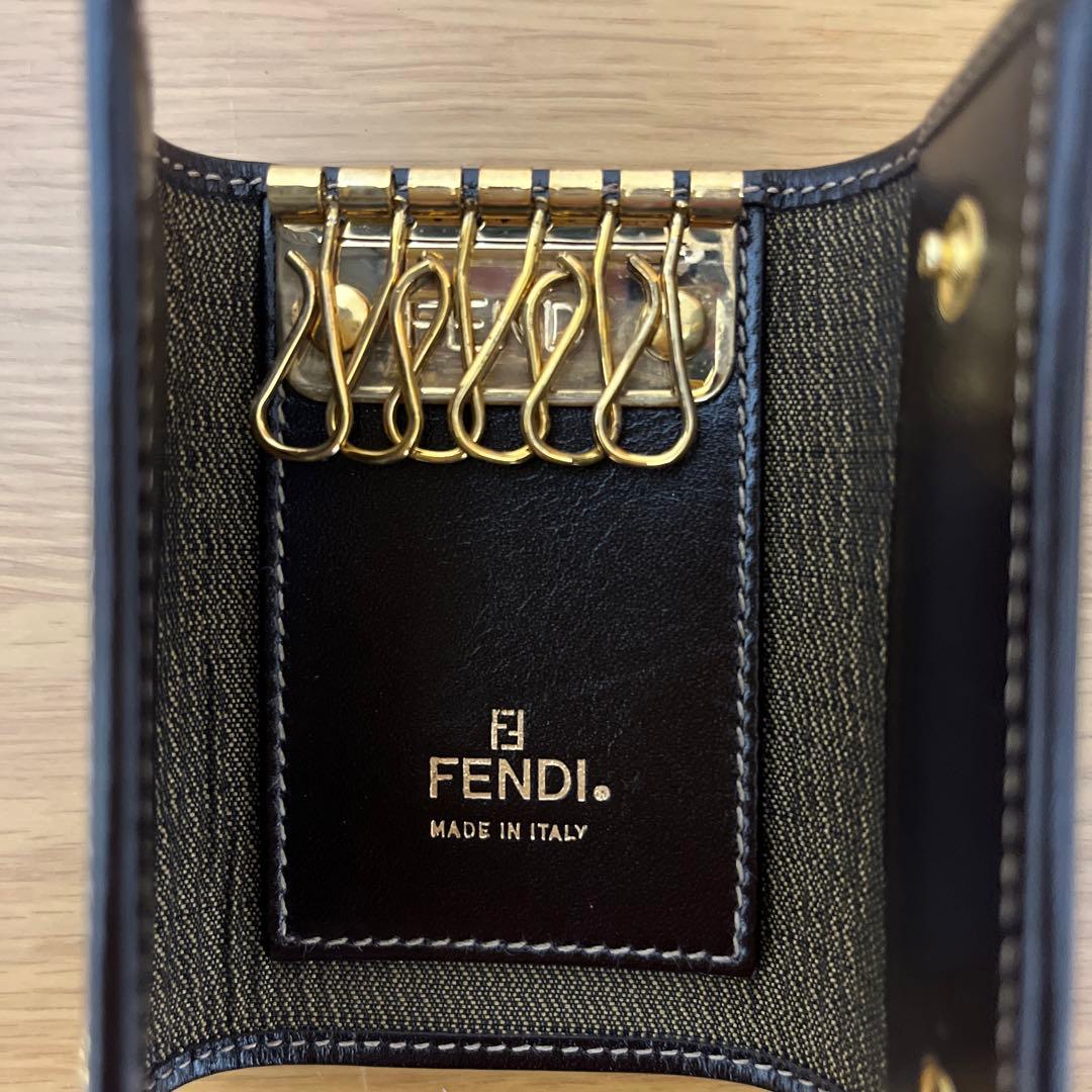 Fendi キーケース 黒・ベージュ ロゴパターン