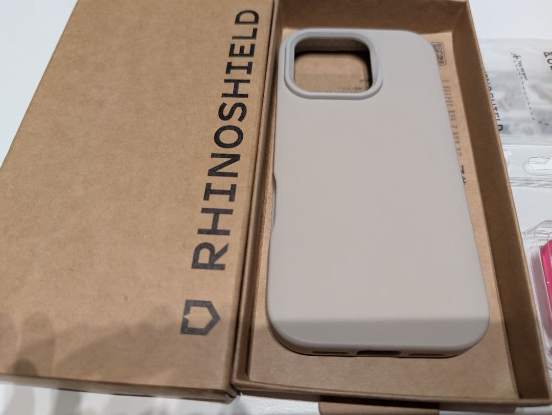 RHINOSHIELD iPhone16proケース　ベージュ ブラック　セット