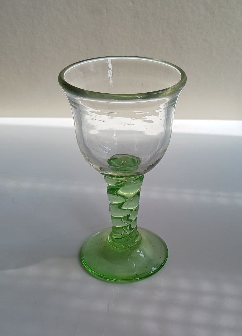 クリスマスバージョンのグラス　グリーンとレツトのグラス　六点です
