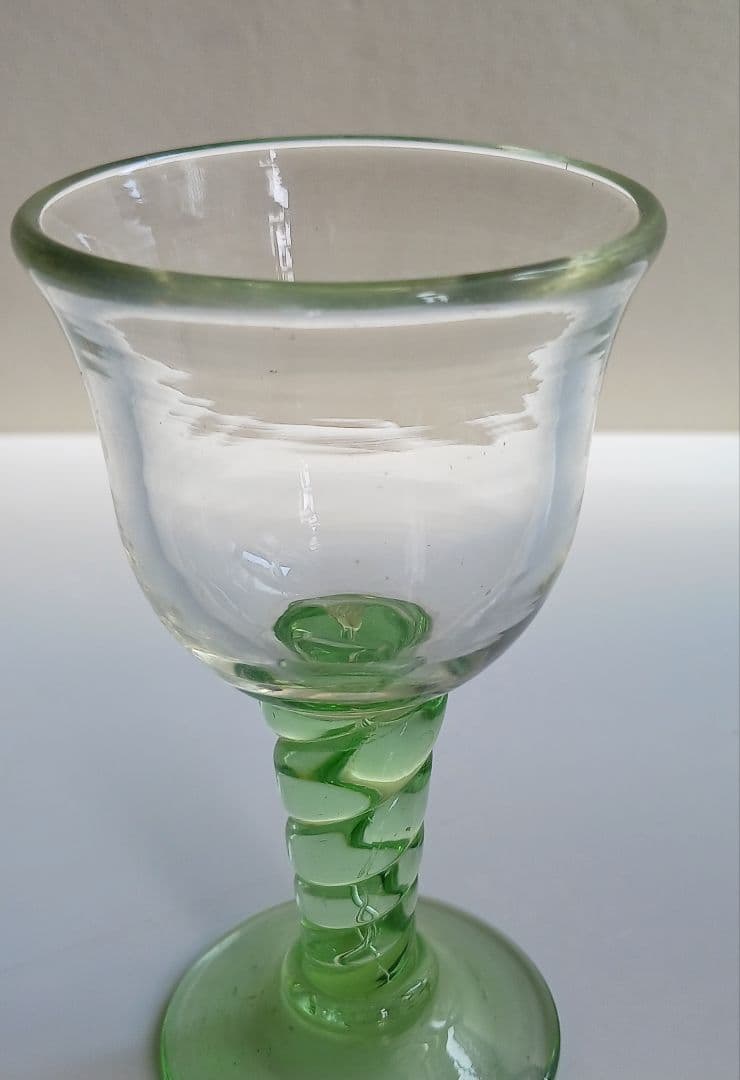 クリスマスバージョンのグラス　グリーンとレツトのグラス　六点です