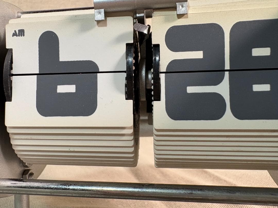 パタパタ時計 アラーム付 アルミ製 機械式 LED照明インテリア シルバー