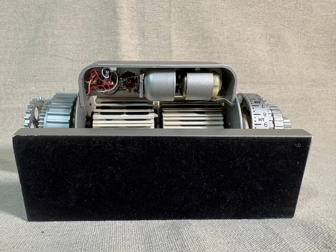 パタパタ時計 アラーム付 アルミ製 機械式 LED照明インテリア シルバー