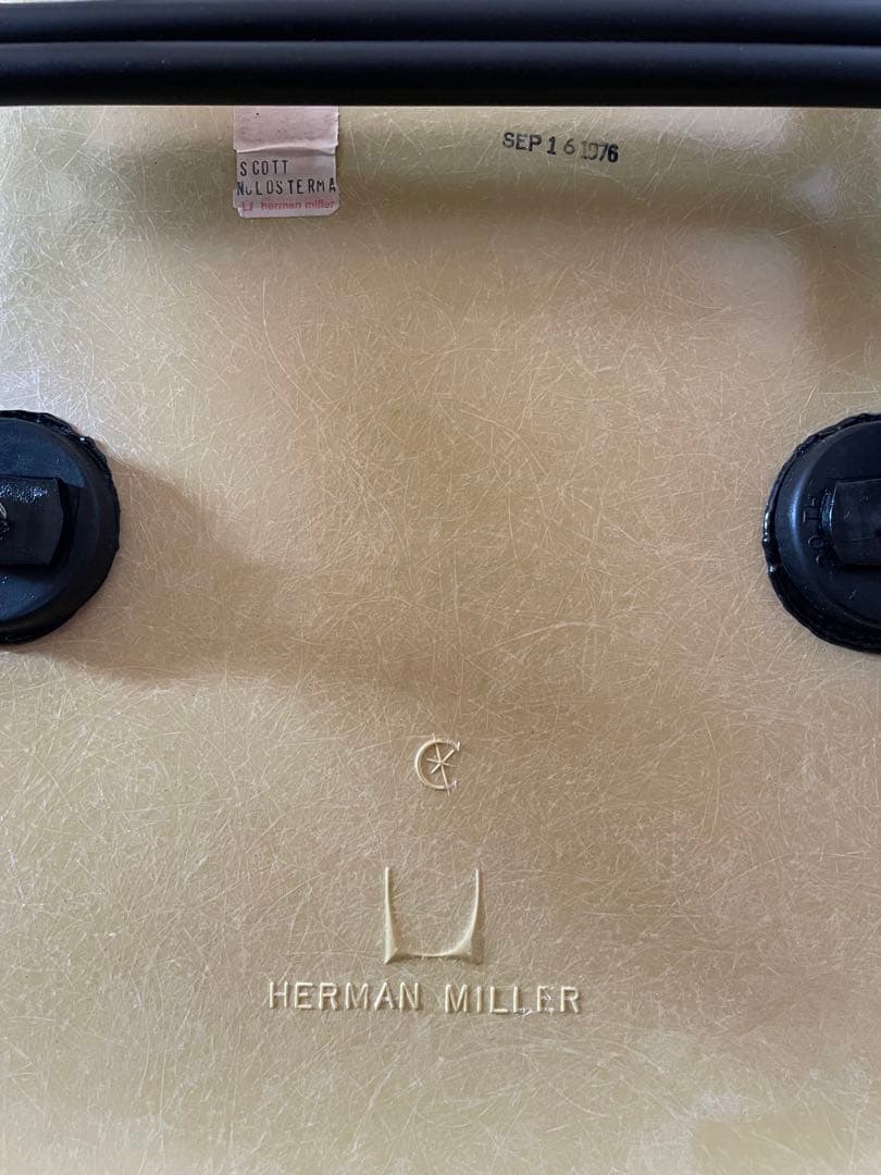 ハーマンミラー社製イームズ サイドシェルチェア（バタースコッチFRP）