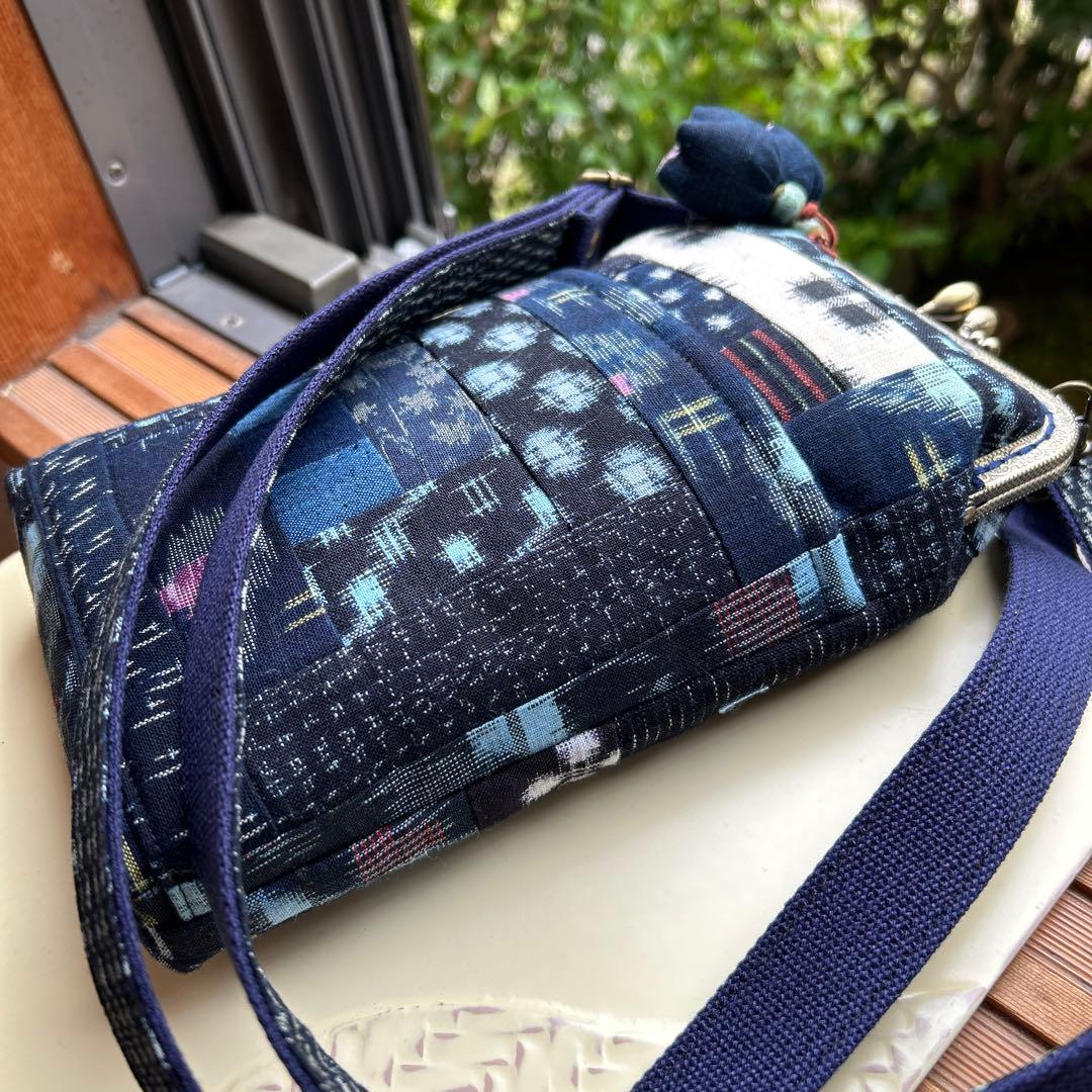 絣のパッチワークがま口角ポシェット(*´꒳`*)ショルダー紐とチャーム付き