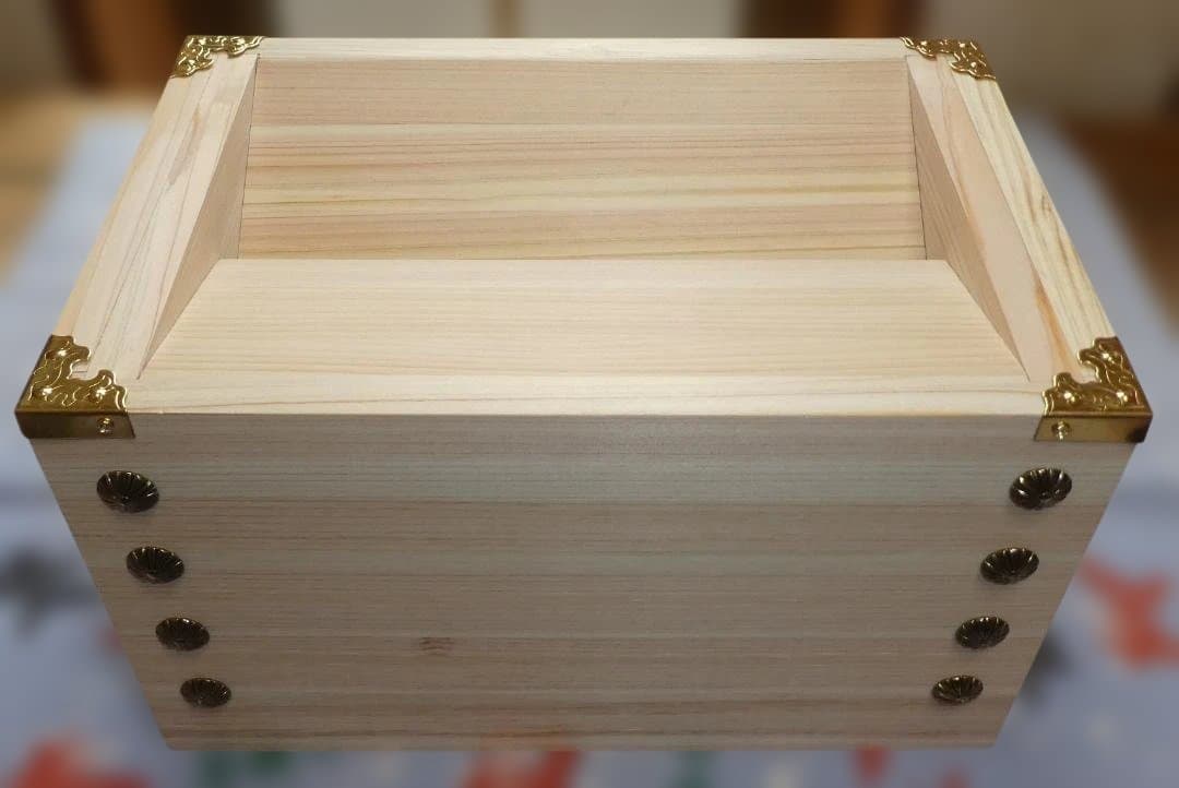 開運　お賽銭箱　（桧）大　上部角金色付　菊鋲　３９