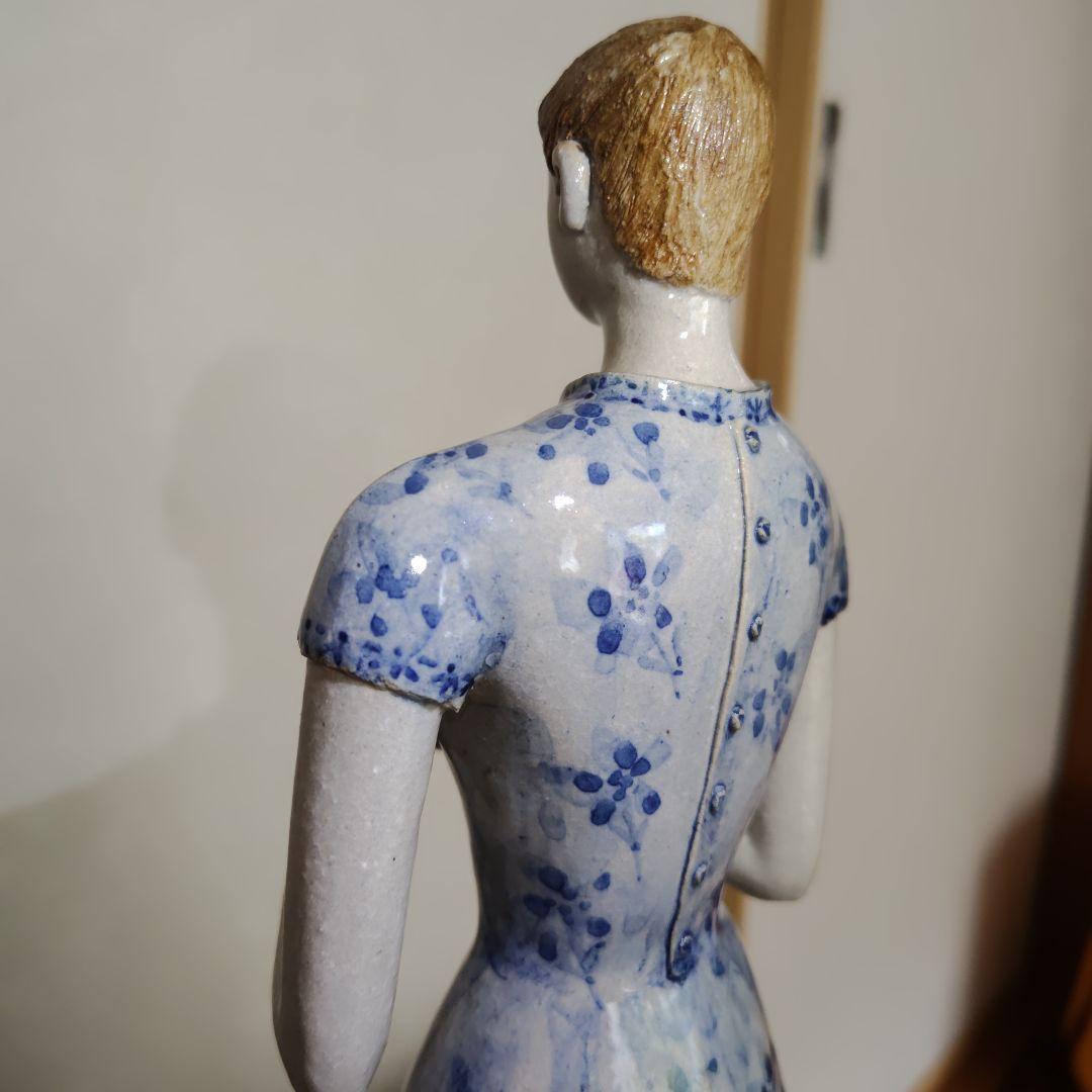 女性立像人形　陶器製　芸術作品　砥部焼？　台付き１体