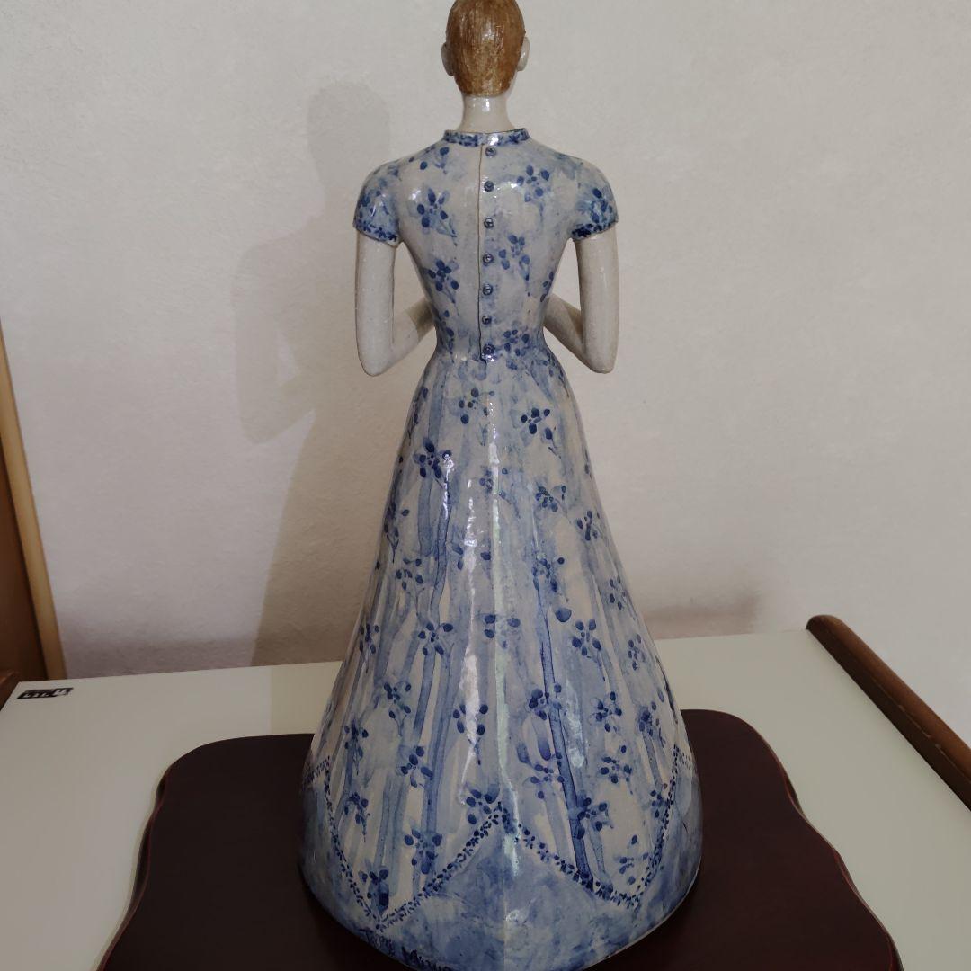 女性立像人形　陶器製　芸術作品　砥部焼？　台付き１体