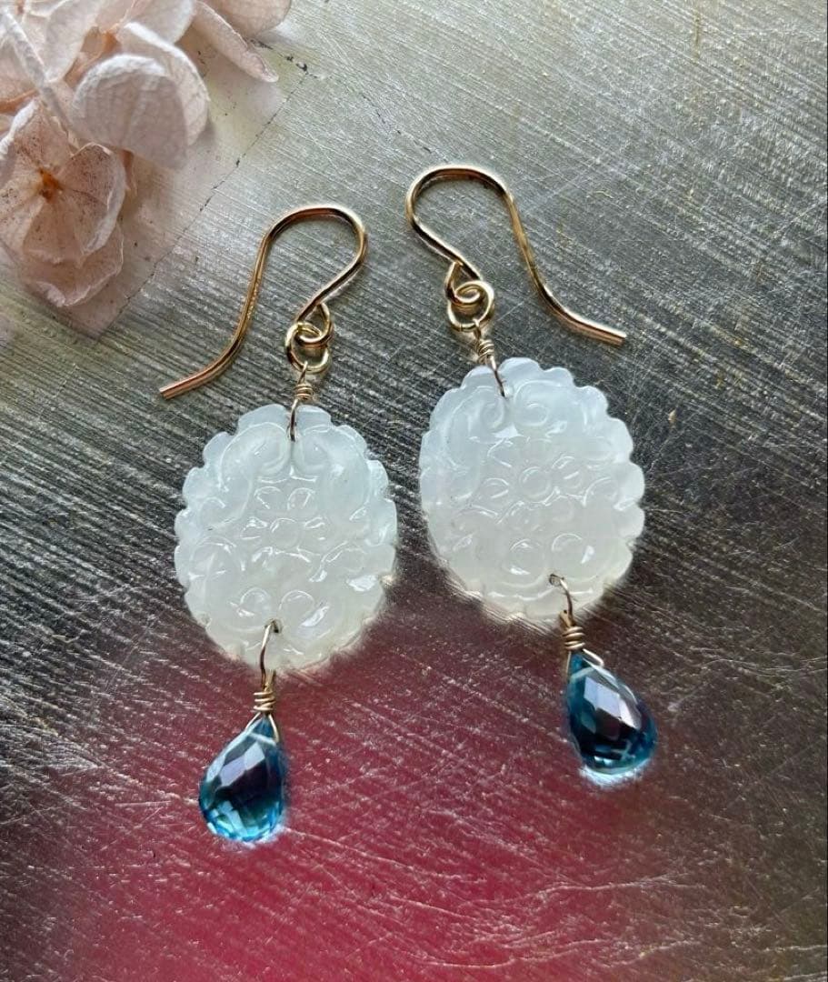 セール❣️ホワイトムーンストーンカービング＆ロンドンブルートパーズのピアス