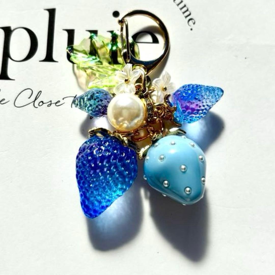 レジンキーホルダー　苺　ブルー・ロイヤルブルー　グラデーション　ハンドメイド