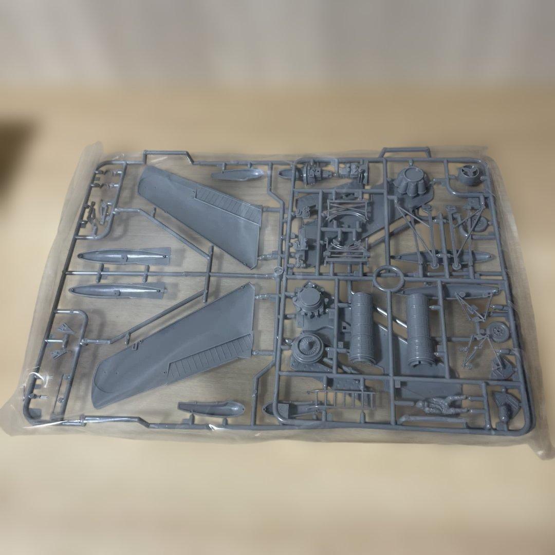 航空機プラモデル2点 YS-11海保＋MiG-15bis 箱傷み. Ln600