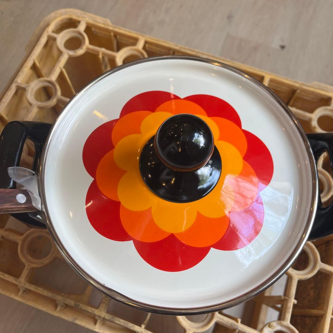 新品未使用 マルビシ ホーロー 両手鍋　昭和　レトロ 調理器具 お玉付き 花柄