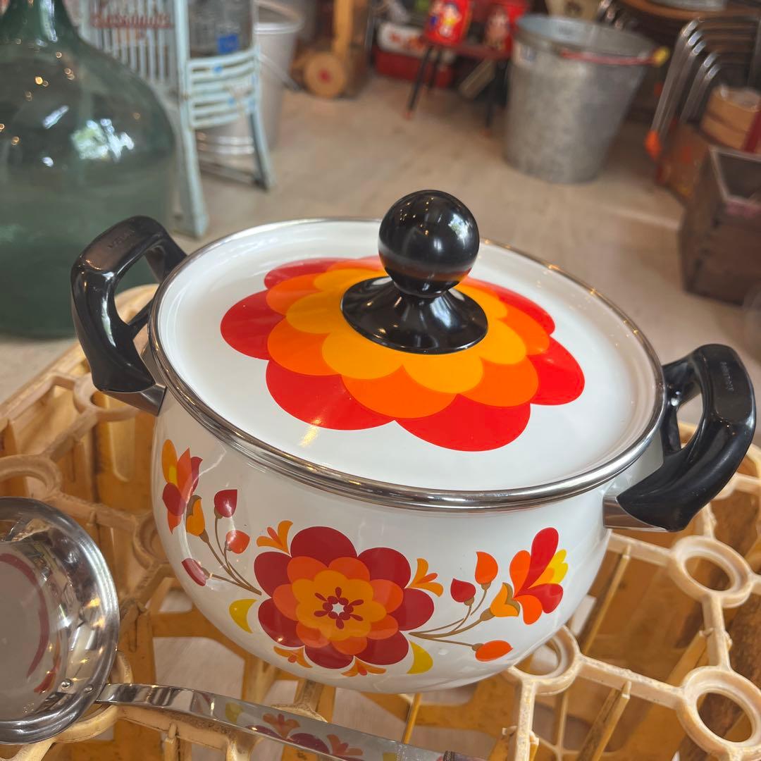 新品未使用 マルビシ ホーロー 両手鍋　昭和　レトロ 調理器具 お玉付き 花柄