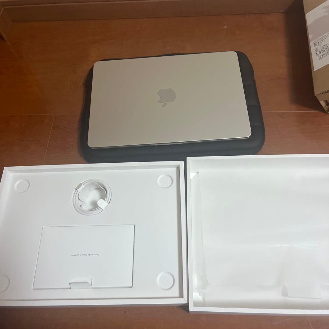 13インチMacBook Air M4チップ256GB- スターライト