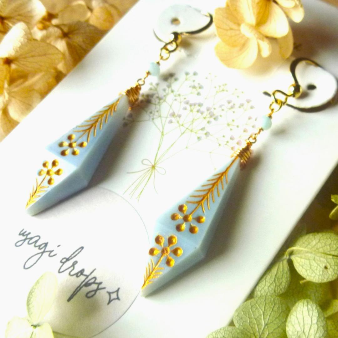 14kgf/天然石ブルーオパールゴールドフラワーカービングとラリマーのピアス