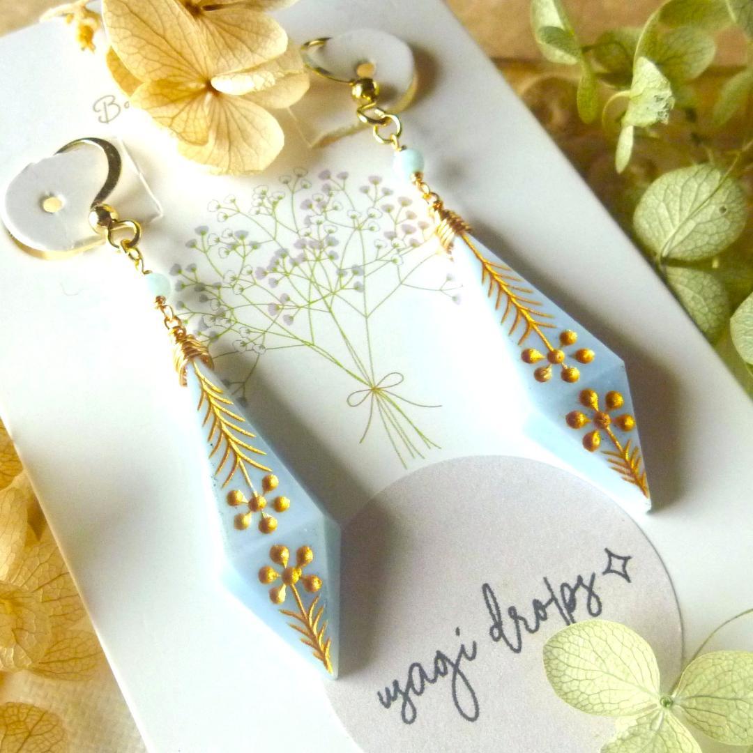 14kgf/天然石ブルーオパールゴールドフラワーカービングとラリマーのピアス