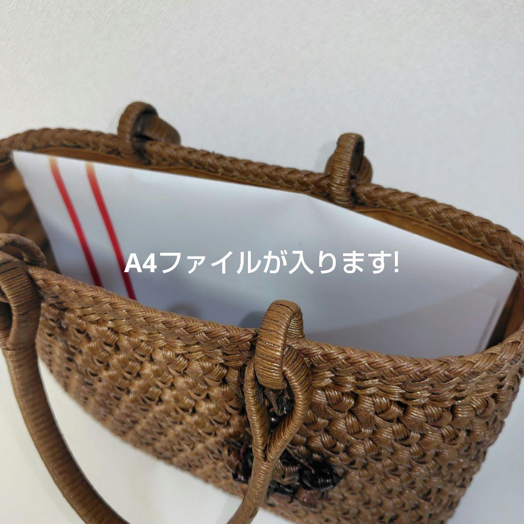 クラフトで作った山葡萄風柿渋染めかごバッグ（チャーム付き、内布付き）
