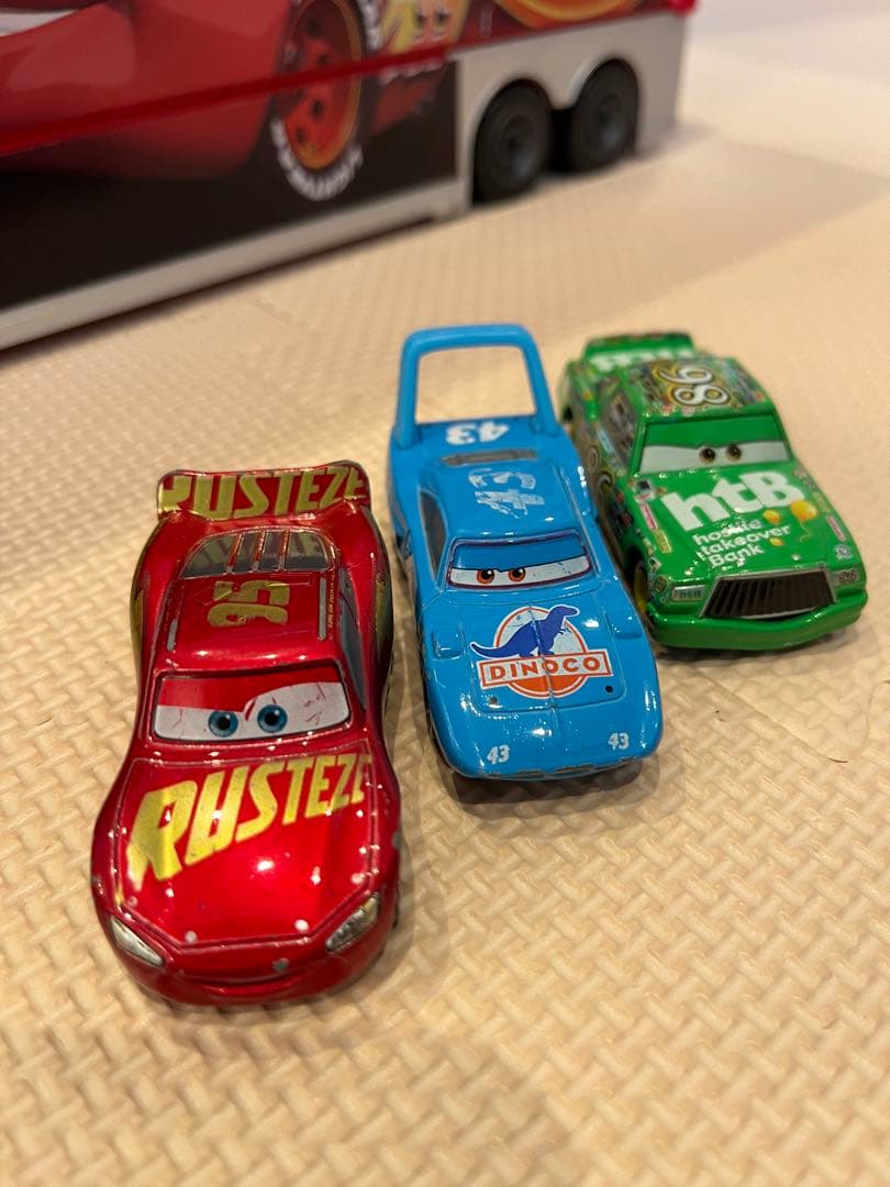 カーズ トミカ たくさんのせよう大きなマックトレーラー廃盤品です。