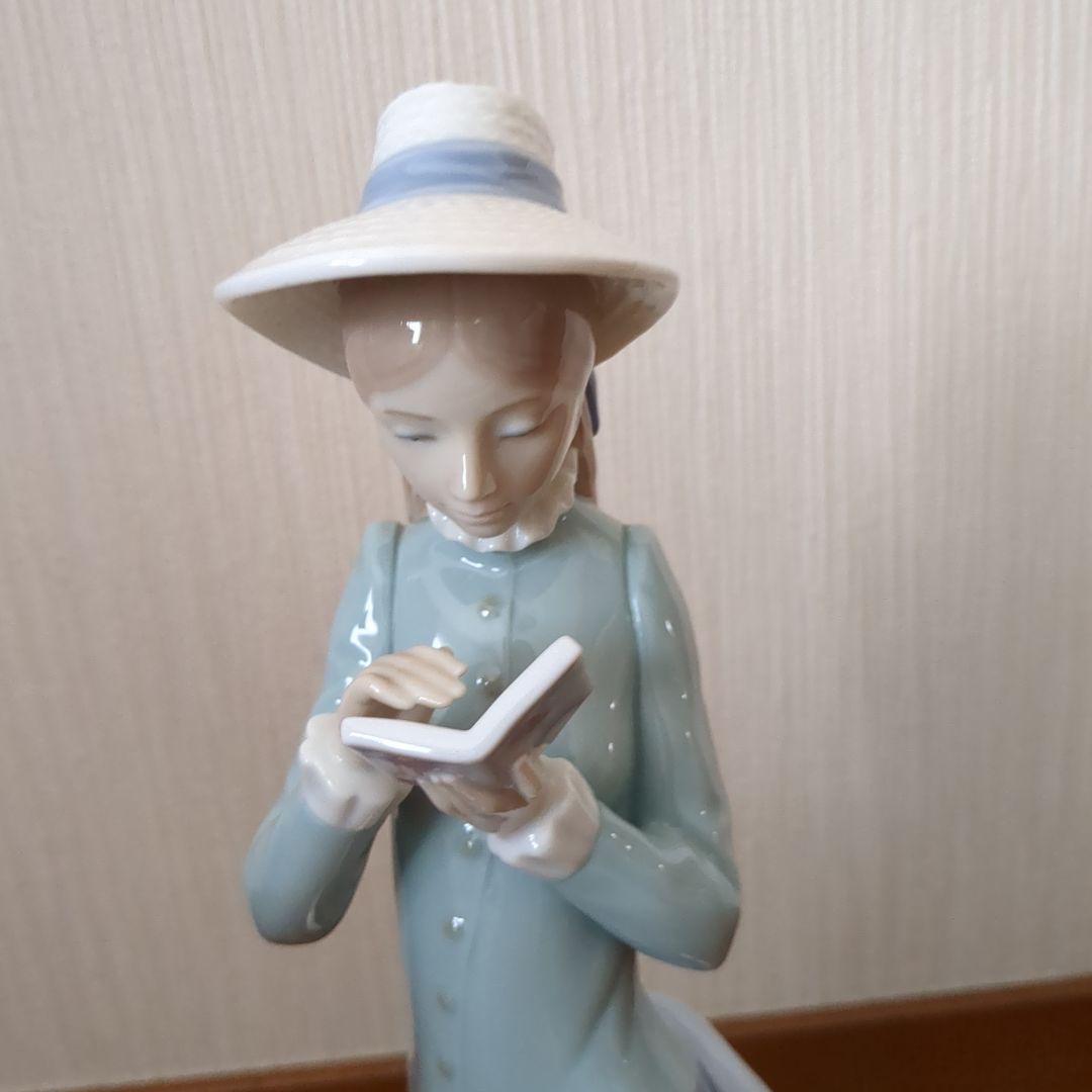 リヤドロ　読書をする貴婦人