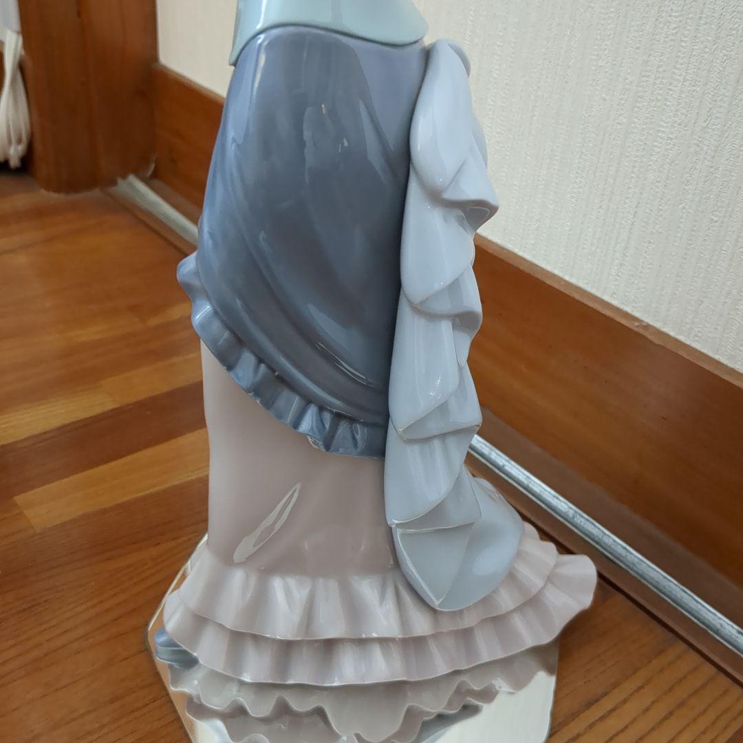 リヤドロ　読書をする貴婦人