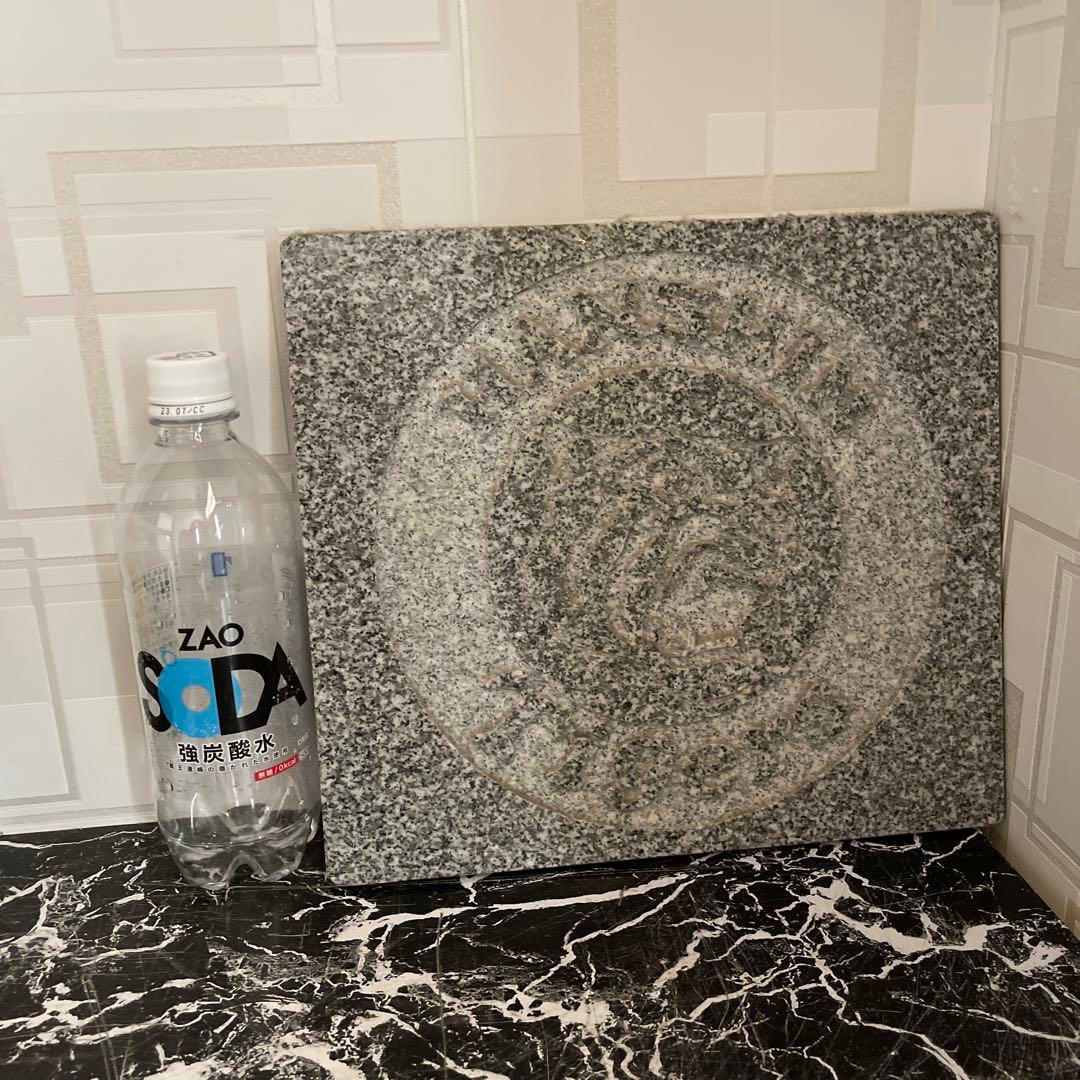 阪神タイガースの石の置き物