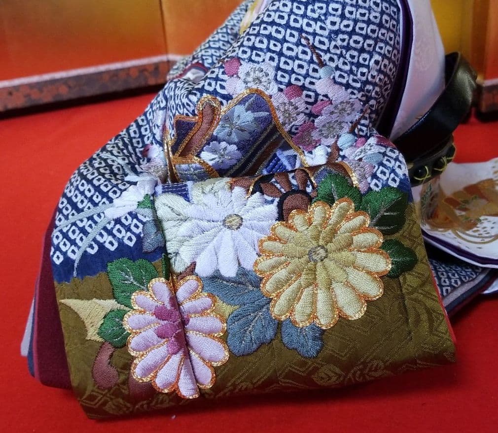 雛人形　親王飾り　豪華刺繍と絞り