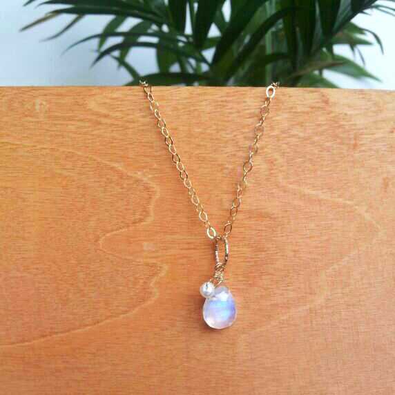 14kgf レインボームーンストーンの一粒雫チャーム