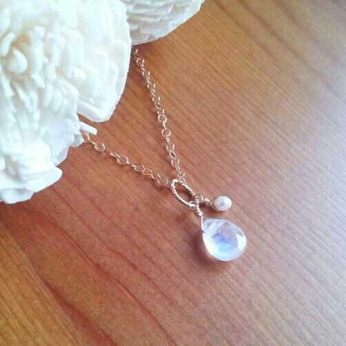 14kgf レインボームーンストーンの一粒雫チャーム