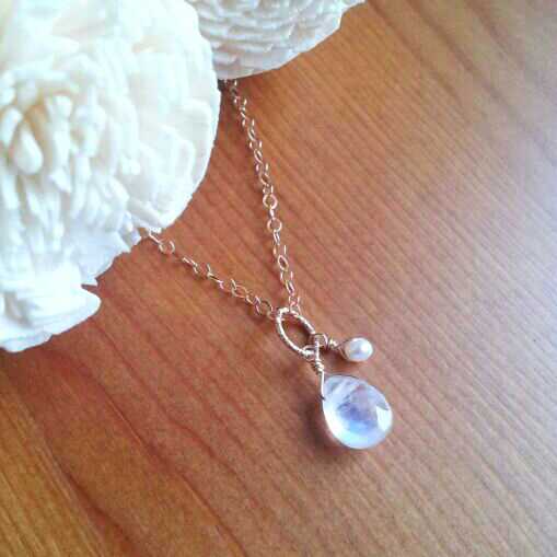 14kgf レインボームーンストーンの一粒雫チャーム