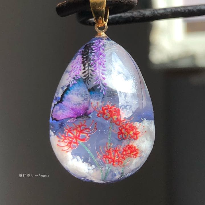 タンザナイト色の夜空に藤の花と彼岸花に舞う蝶の雲レジンのオルゴナイトネックレス