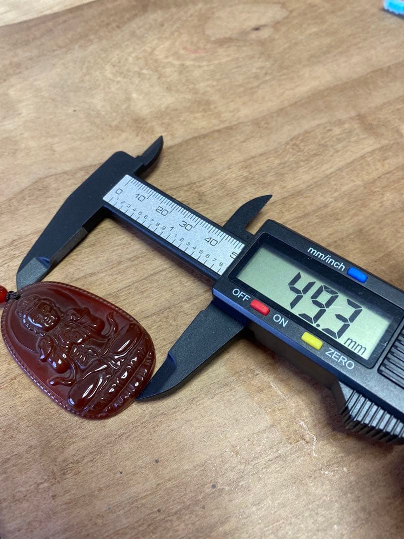 レッドアゲート紅瑪瑙観音彫刻ペンダント　天然石　高品質美しい赤色が印象的 お守り