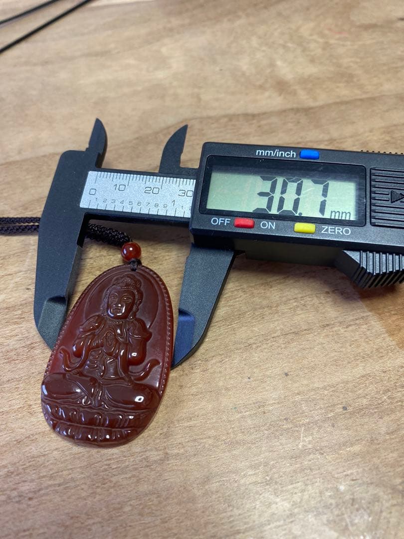 レッドアゲート紅瑪瑙観音彫刻ペンダント　天然石　高品質美しい赤色が印象的 お守り