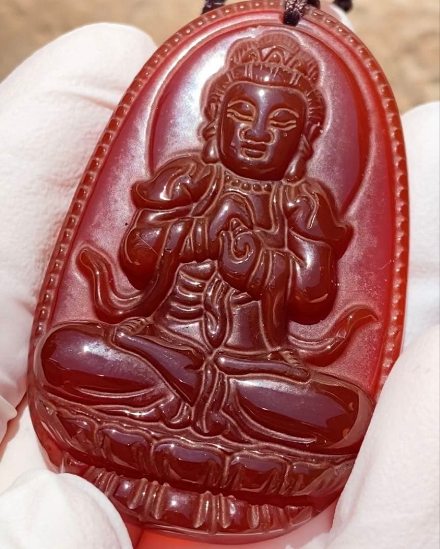 レッドアゲート紅瑪瑙観音彫刻ペンダント　天然石　高品質美しい赤色が印象的 お守り