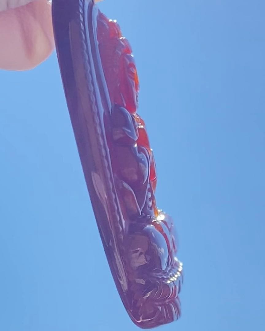 レッドアゲート紅瑪瑙観音彫刻ペンダント　天然石　高品質美しい赤色が印象的 お守り