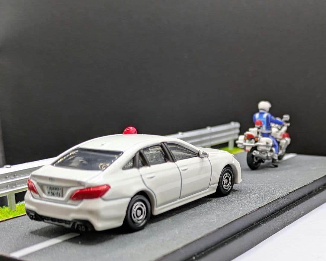 クラウン覆面パトカー＆白バイのジオラマ