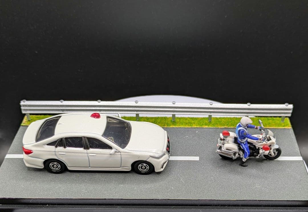 クラウン覆面パトカー＆白バイのジオラマ