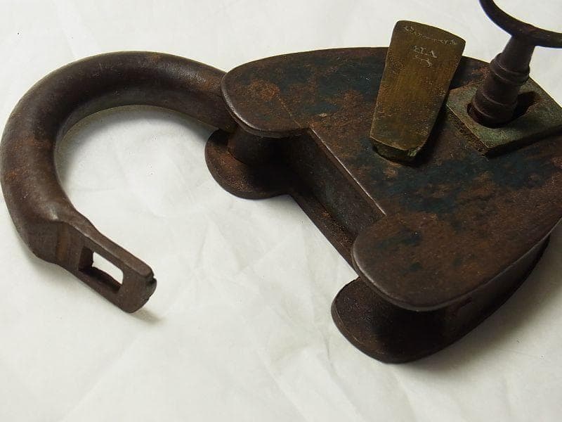 《p80》ヴィクトリア朝時代 英国 アンティーク “冠とVR”エンブレム南京錠