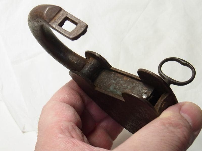 《p80》ヴィクトリア朝時代 英国 アンティーク “冠とVR”エンブレム南京錠