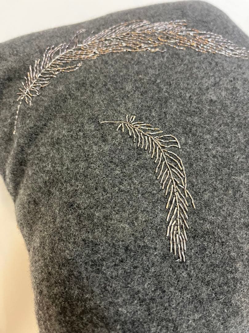 Chatav ectabit羽の刺繍 グレー クッションカバー
