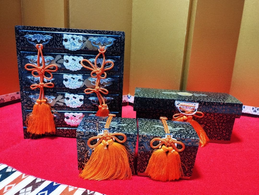 雛人形　雛飾り　嫁入り道具等のセット　極上指定唐草絵蒔付 久月製