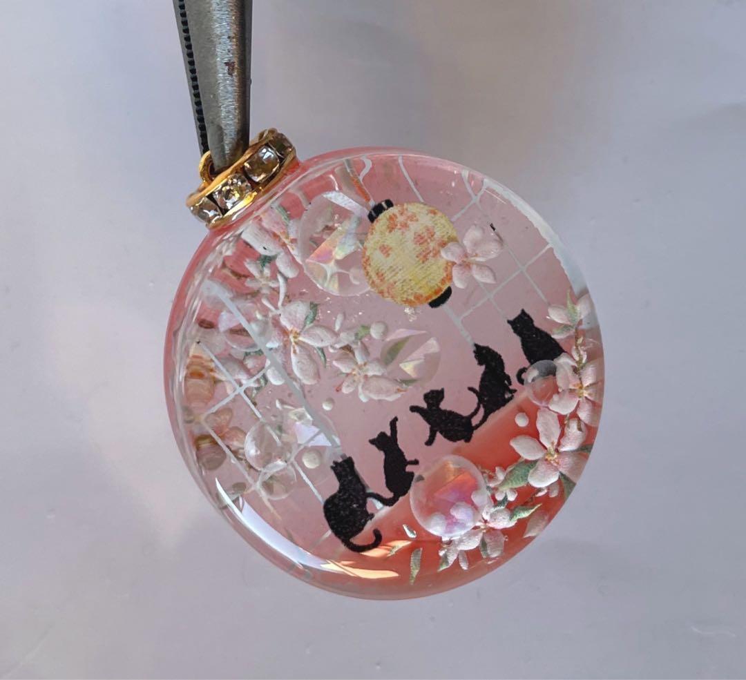 展示用/レジン/初春　窓辺の子猫達　桃の花　蓄光　オルゴナイトネックレス