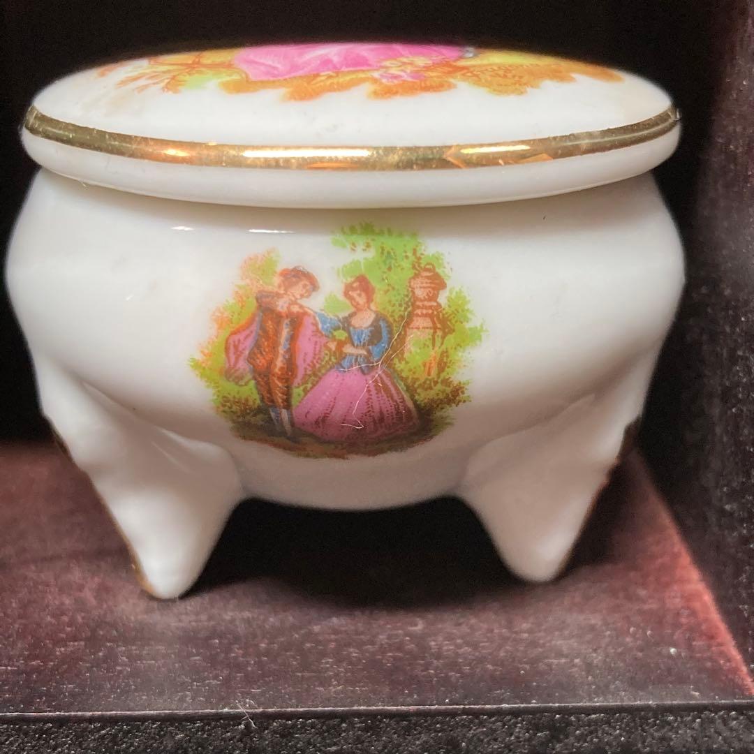 レトロ《ミニチュアフィギュリン》 壁掛けインテリア 木製ボックス