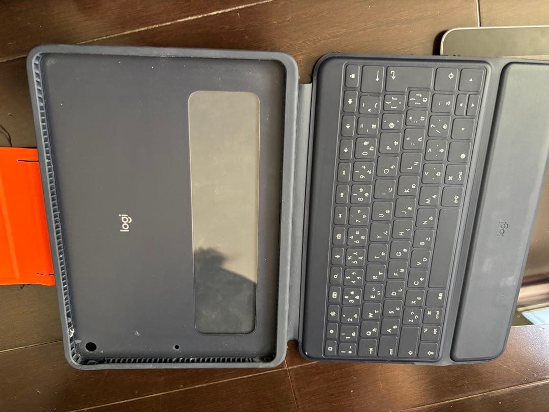 iPad シルバー Logitechキーボード付きケース