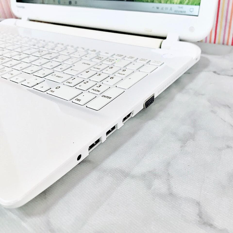 薄型軽量❣東芝ノートパソコン 白 SSD カメラ付き 初心者さん向け✨