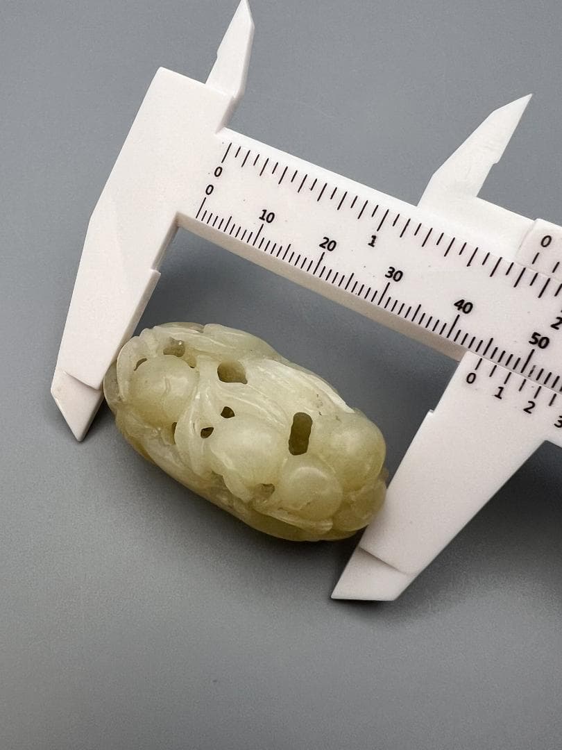 和田玉　双蝠　透かし彫り　元箱付　重量約22g