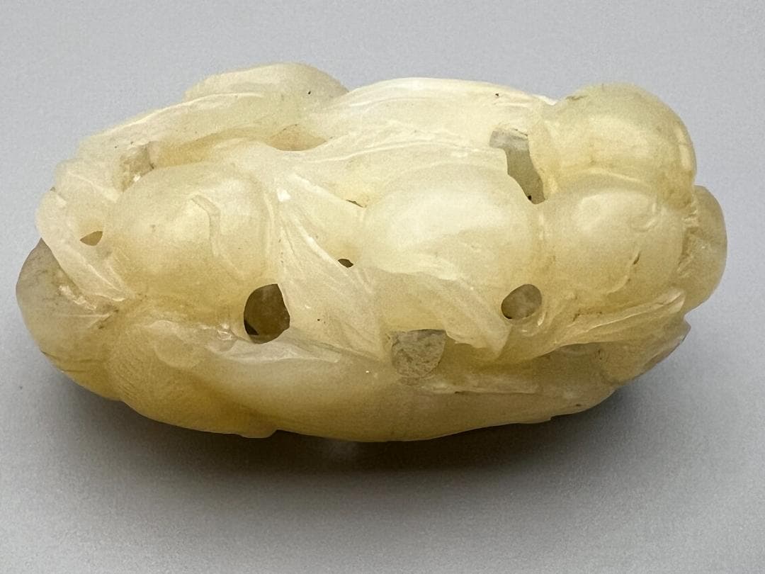 和田玉　双蝠　透かし彫り　元箱付　重量約22g