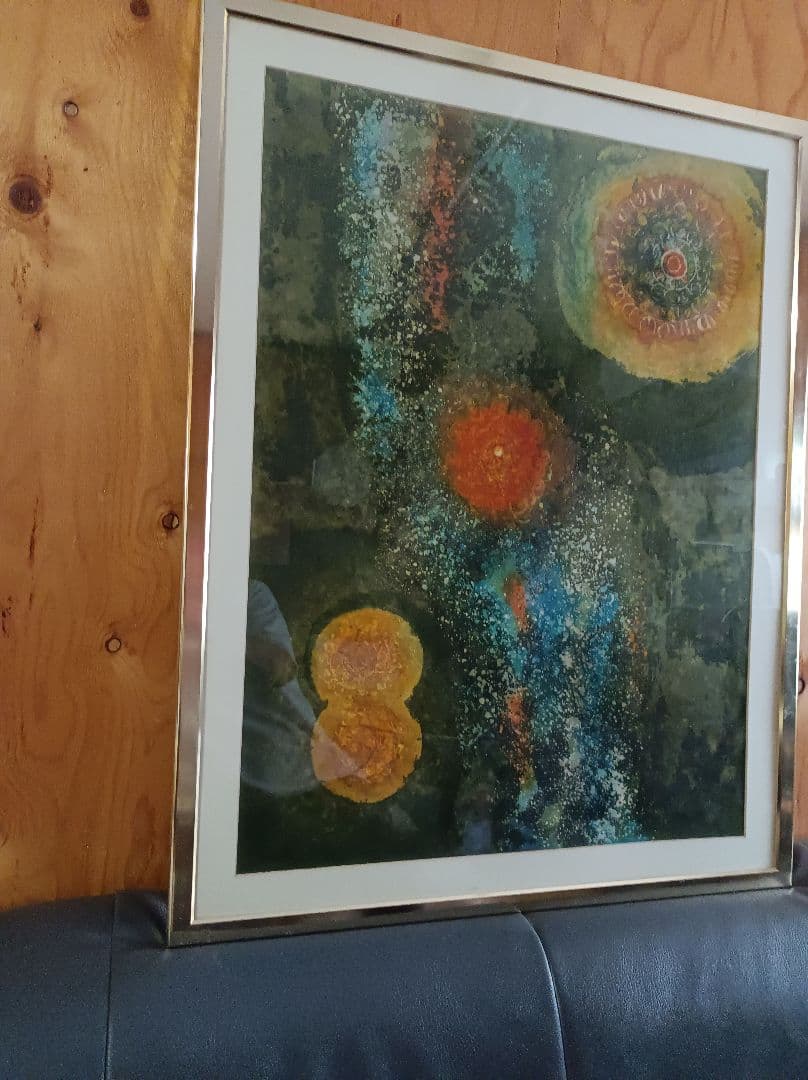 花模様の抽象的な絵画、大、中、小の花柄が織り成す華やかさの絵画