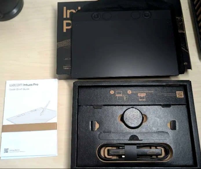 液タブ・ペンタブ Wacom Intuos Pro 2025 Medium PTK670K0C