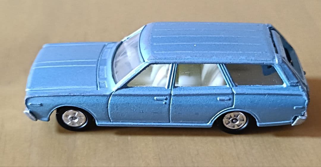 トミカ No.47 日産 セドリック ワゴン (1970年代製)