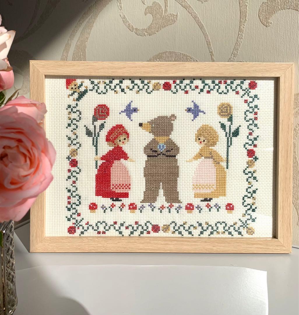 ハンドメイド　クロスステッチ完成品　しらゆきとべにばら　くま　刺繍